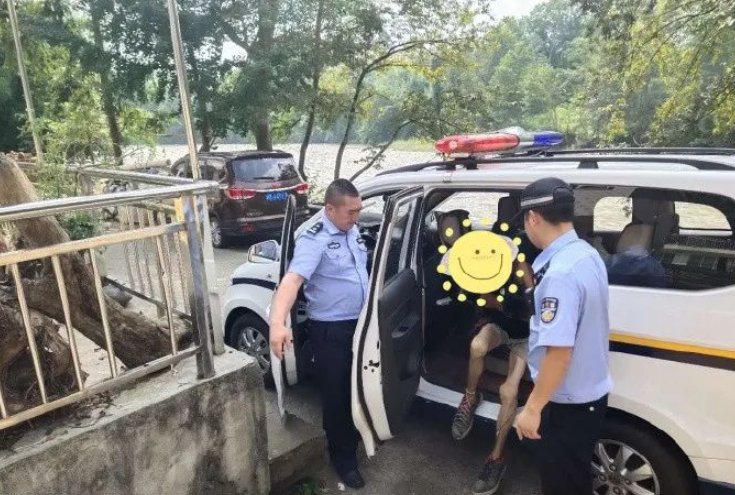  仁横溪|暖心！芦山思延一老人迷路走失到清仁横溪村，民警助其回家