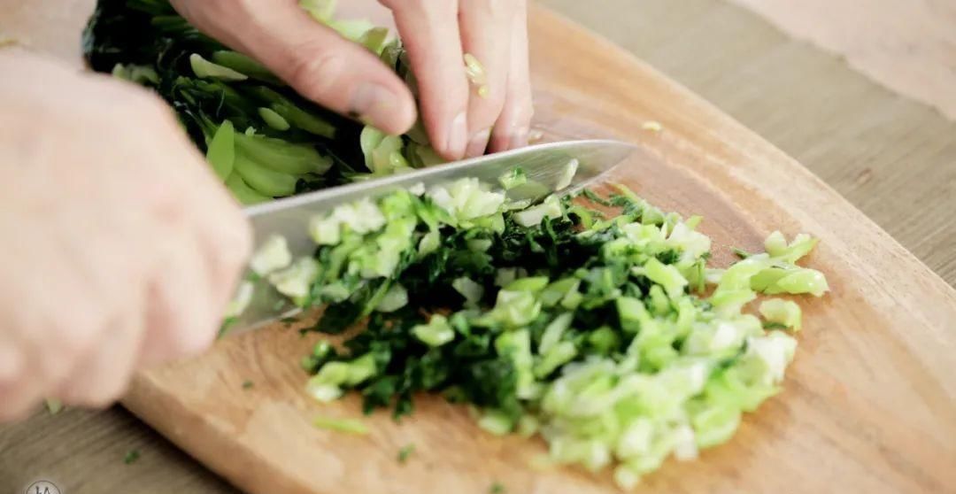  面粉|皮薄馅厚，内在鲜美的柳叶素菜包，热腾腾的来上一笼可好？