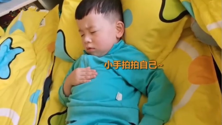  让孩子|幼儿园小朋友自己哄自己睡觉火了，网友：懂事的令人看着太心疼了