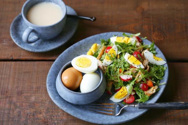 沙拉|蔬菜沙拉和香蕉奶昔