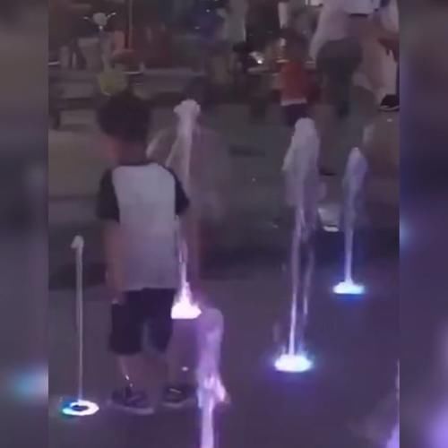 孩子|熊孩子在喷泉里玩得不亦乐乎,网友:看来这孩子的家长是真的心大