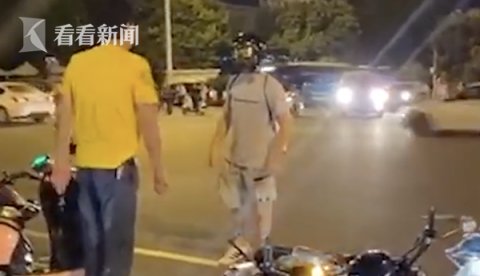  小哥|摩托车小哥深夜街头被打不还手 他的回答亮了！