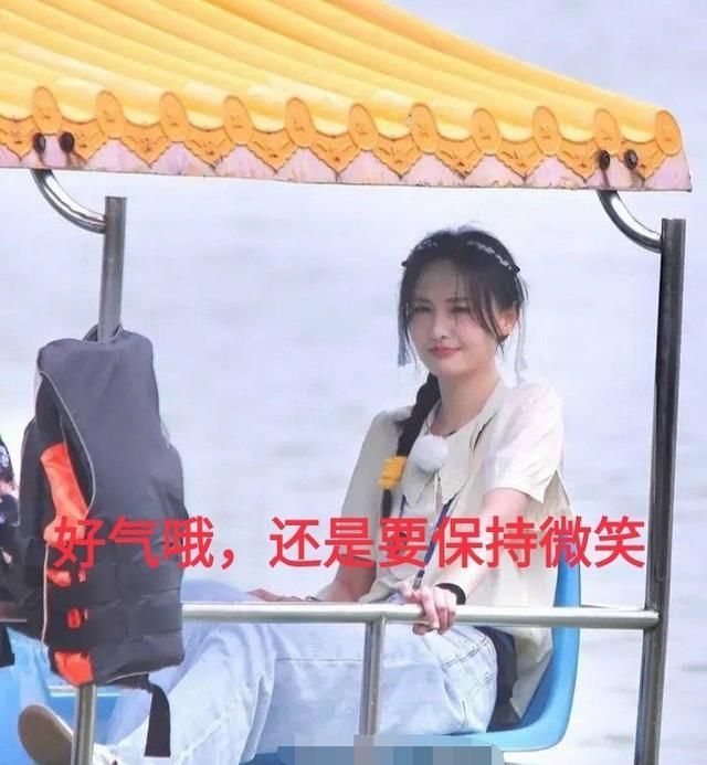  真的|郑爽录制新综艺手机掉湖里，看到第一秒反应：真的既心疼又好笑