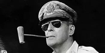 麦克阿瑟|麦克阿瑟统治日本7年，百般羞辱，临走却有百万日本人自发送行