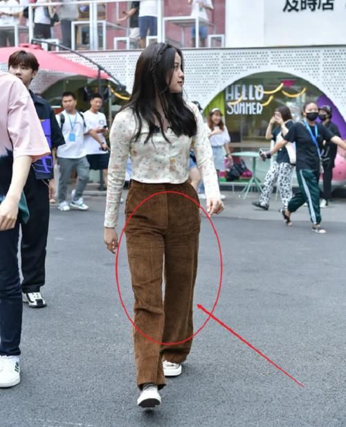 娜娜|欧阳娜娜参与新综艺录制,拍摄路透图流出,这腿是认真的吗?