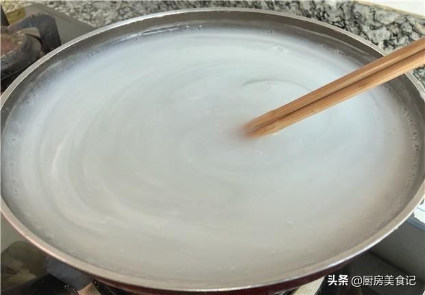  凉粉|手把手教你在家做凉粉，滑嫩劲道，比例和做法都给你，不用出去买
