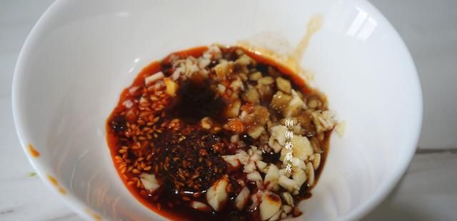  辣椒|夏天来一碗酸辣开胃的麻酱拌粉，太香了，做法也超简单