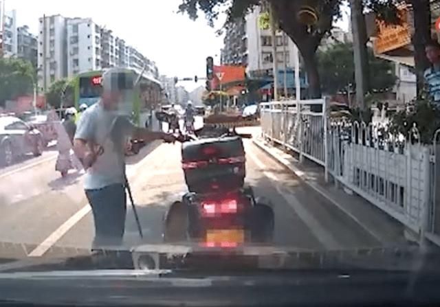  警方|广东清远男子疑因不满鸣笛拔长刀与后车司机争吵，已被警方传唤