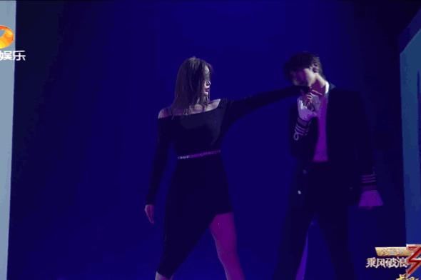  舞台|蔡徐坤亮相姐姐成团夜，舞台上大胆和伴舞亲密互动，粉丝暴风哭泣