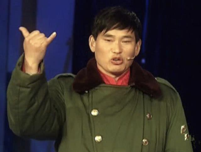  草根|草根明星大衣哥频上热搜，人红是非多，如今更是惨遭踹门！