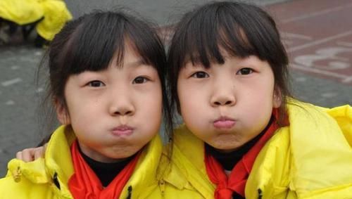 再度|双胞胎姐妹走散20年,再度重相逢后差距明显,不像姐妹更似母女