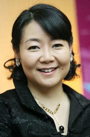  演艺事业|国家一级演员萨日娜：丈夫花258元把她娶走，“啃夫”6年，太幸福