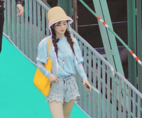  新造型|赵丽颖《中餐厅》新造型面世，这满满的少女感，真的是生过孩子吗