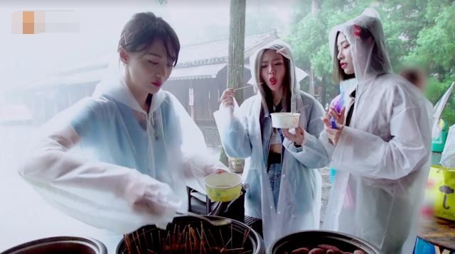  路边摊|THE9许佳琪谢可寅下雨天吃路边摊，价格出乎意料，我没听错吧？