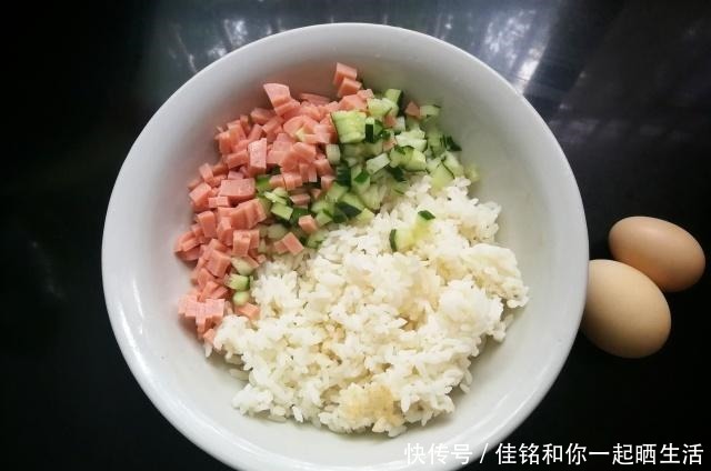 鲜香|街头网红小吃鸡翅包饭，不用烤箱也能做，鲜香美味，学会可以开店