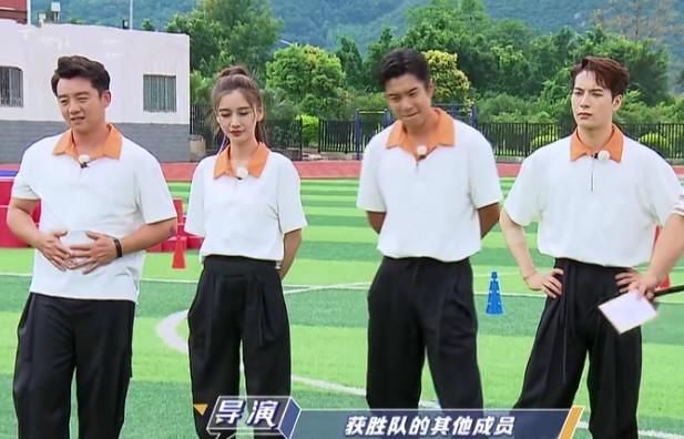  加油|跑男史上“最受宠”男嘉宾，粉丝拉横幅为他加油，谁注意上面写的字？