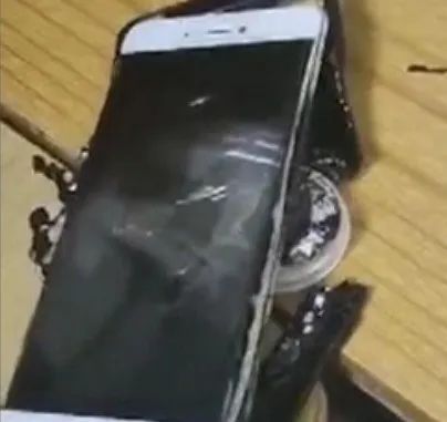  可怕|广东一女子手机充电时突然冒烟，直接烧焦了！这些预兆要注意