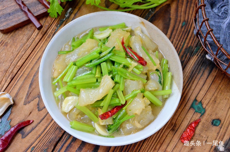 芹菜炒蹄筋|这菜炒一炒五分钟就上桌,胶原蛋白丰富又鲜又滑,老人孩子要常吃
