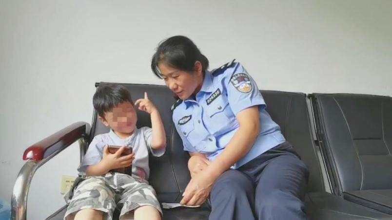  男童|3岁男童独自逛超市 40分钟后警察助其找到家人