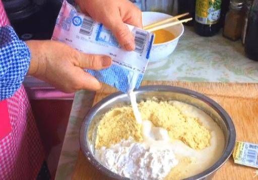  好吃|入秋后，玉米面不要蒸发糕了，教你个简单新做法，比面包还好吃