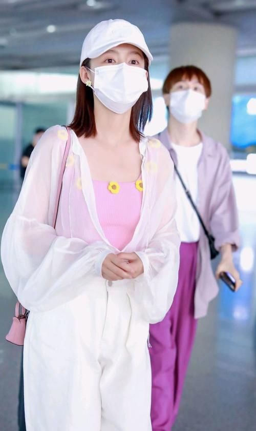  李沁素|李沁素颜照样美不胜收，身穿轻薄白色衬衫清新甜美，一眼便能认出