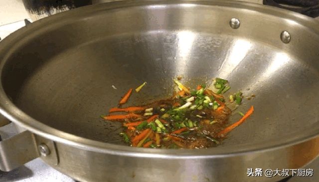 简单|喜欢吃鱼吗?大叔教你清蒸鲈鱼,口感鲜嫩,简单易学,家人喜欢