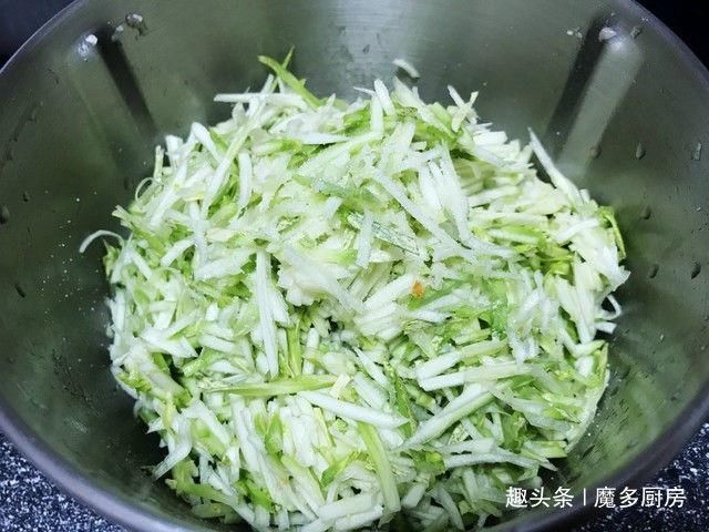  虾仁|30个饺子3个人没吃完，北方的饺子薄皮大馅味道鲜，每周都要做