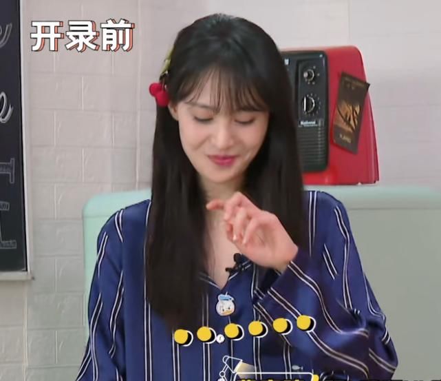  出场|郑爽穿睡衣录节目，出场引尖叫，看清款式，确定可以播吗？