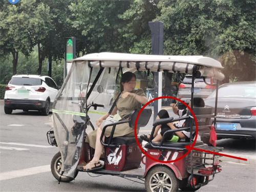  三轮车|熊孩子三轮车上胡闹，妈妈抬手就是揍，网友：颇有我当年风范！