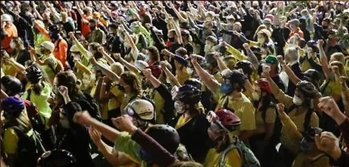 火光冲天|美国多地再发暴乱,5000抗议者冲破法院围栏,火光冲天