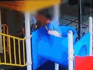 玩耍|过分！广州一男孩玩耍时，被老人又掐又打连扇巴掌，大腿还有明显的淤青！