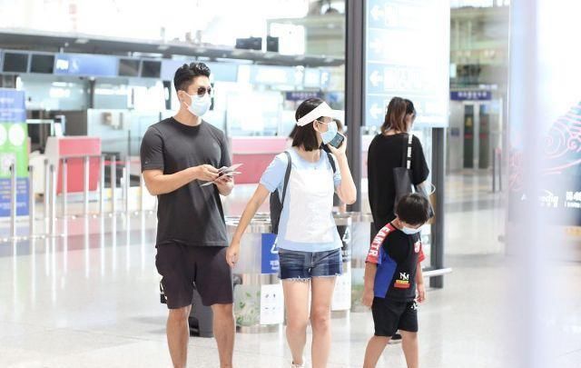  T恤|凌潇肃唐一菲带儿子走机场，凌听跟爸爸如饼印，唐一菲热裤秀长腿