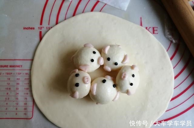 粉色面团|详细教你做出抖音里很火的母子猪馒头,让你新年红遍朋友圈!