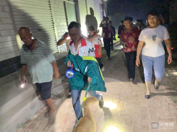  救援队|阳信应急救援队搜救犬出动 玉米地找回91岁走失老人