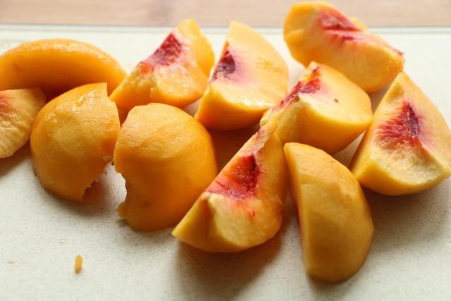  季节|黄桃上市的季节，千万别错过这款美味可口的黄桃罐头，爽口更解馋