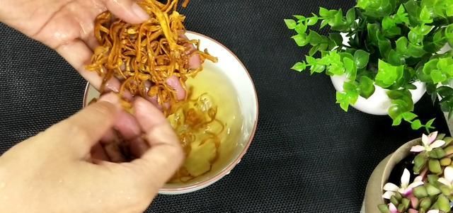 虫草|西芹炒虫草花，牢记这1种做法，放心吃，血管通畅