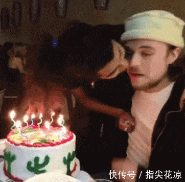 汉堡|搞笑GIF:精致女孩是这样吃汉堡的?