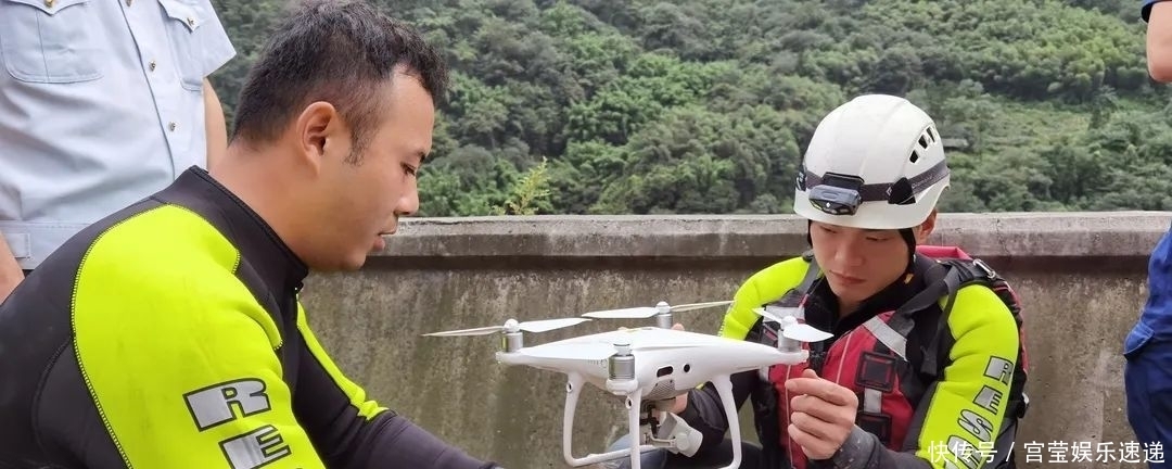 突发|突发险情：乐英三人被困，救援人员用无人机送手机食品