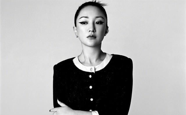  女士|周迅首封惊世而来，黑白大片难掩出尘姿容，网友：热心市民周女士