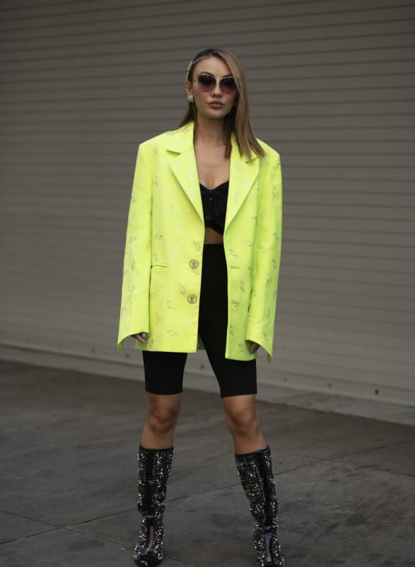 长裤|穿西装别再搭长裤了，女明星都搭配这4条短裤，时尚有范超显腿长