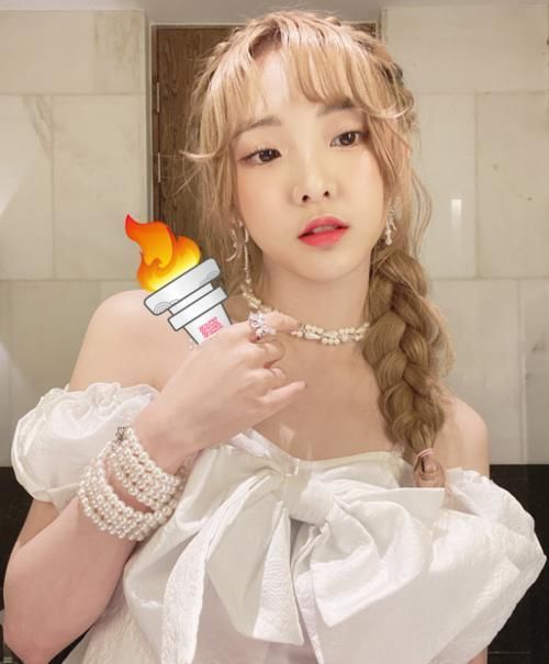 用手|硬糖少女集体出动传递火炬,其他成员都用手传,唯独刘些宁与众不同