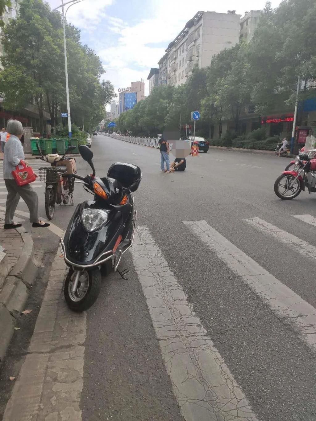  相撞|突发！宜章县城一路口摩托车与电单车相撞，男子倒地不起！