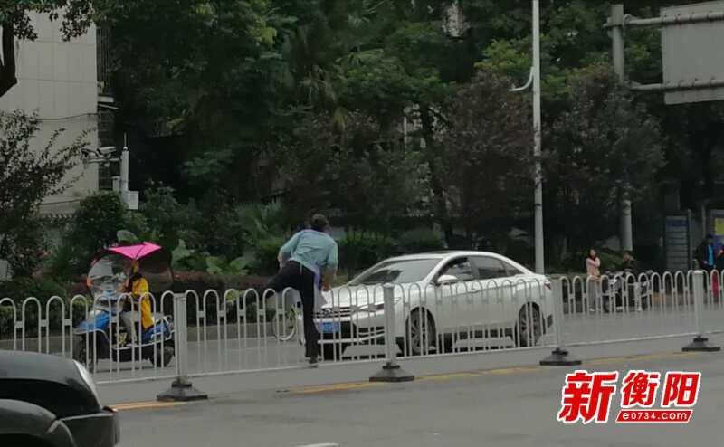 西门|向不文明行为说“不”:附一医院西门路段市民频频“跨栏”