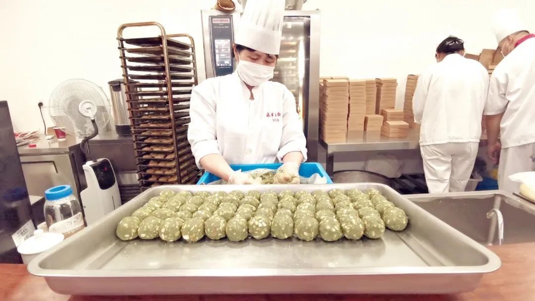 古寺|传承千年的美味!日售1.5万个的龙华古寺净素月饼侬买到了伐?