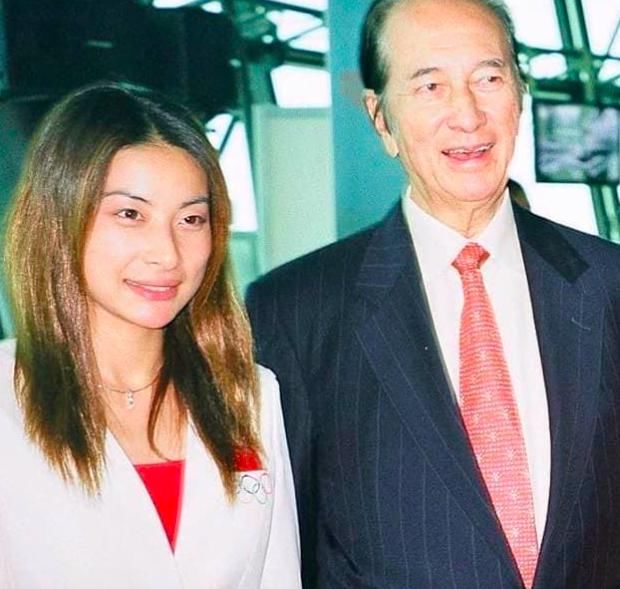 初次见面|霍启刚和老婆初次见面显稚嫩，坐大巴也要合影，郭晶晶赌王爽朗笑