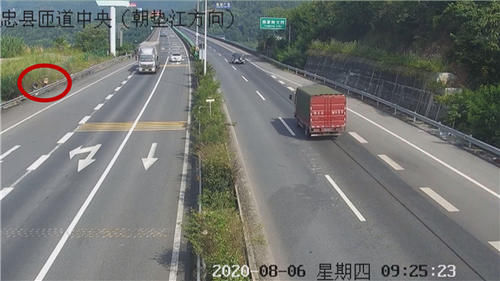  翻越护栏|惊！大货车在高速公路突然停车 二人推门跳下迅速离开……