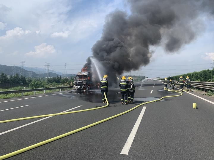  消防救援人|好险！高速公路上，装着29.5吨柴油的油罐车烧起来了