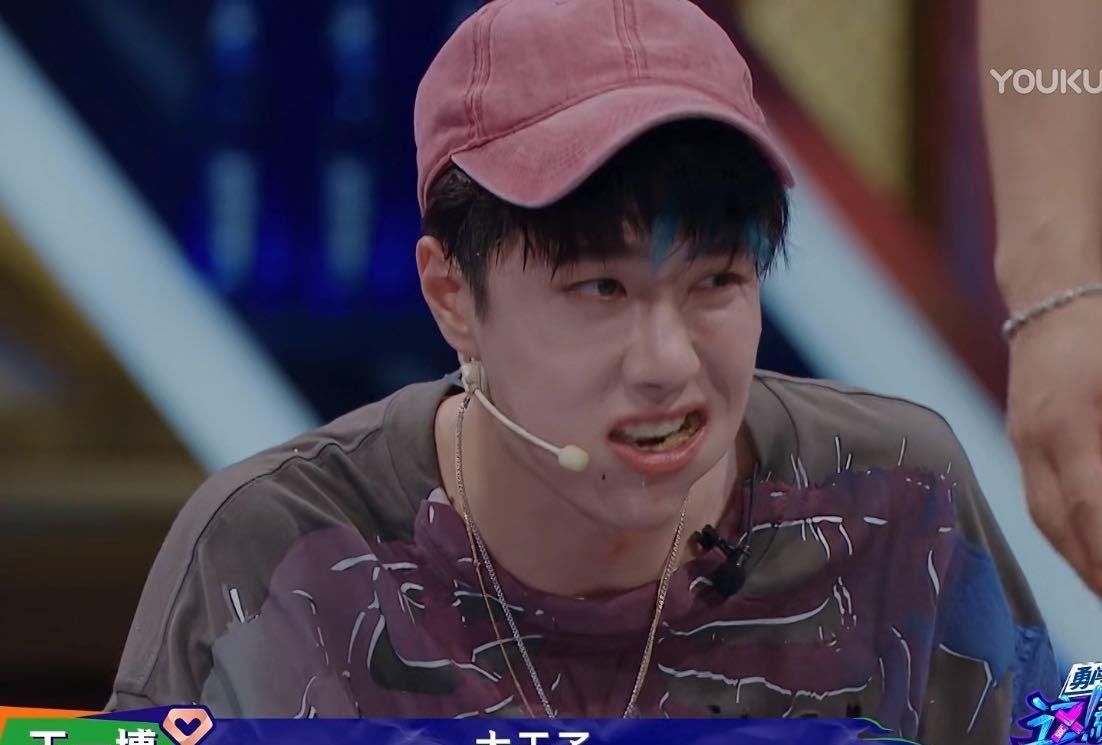  噎到|王一博《街舞》趴地上吃馒头，不嫌弃喝队友剩水，太干差点噎到