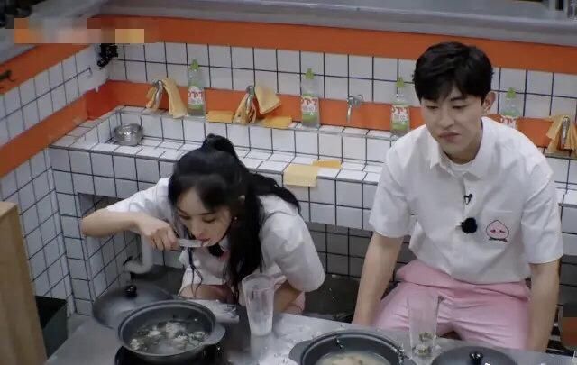  放大|杨幂录节目大口吃饭，当镜头放大后，网友：这个我真的不行！