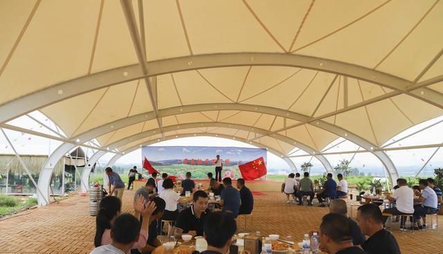  山镇|藏在宝山镇的美丽花园，不仅大丽花花开迷人眼，更有牡丹玉笑珠香